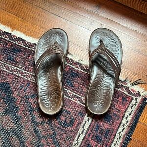 OluKai Mahana Leather Flip Flops Dark Java